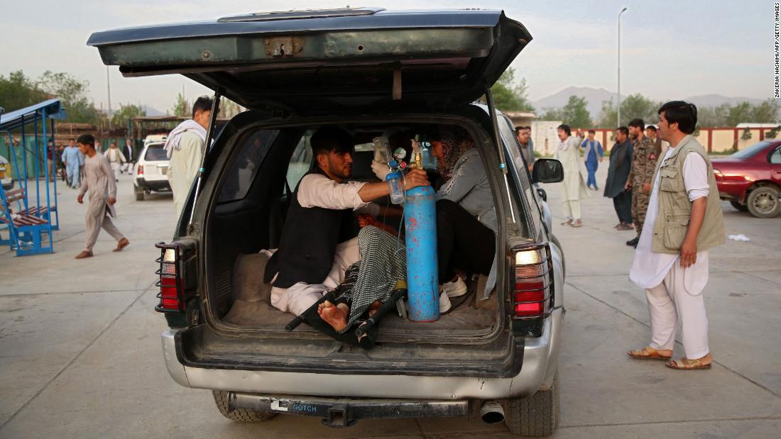 病院へ移動するため車に乗った負傷した男性/Zakeria Hashimi/AFP/Getty Images
