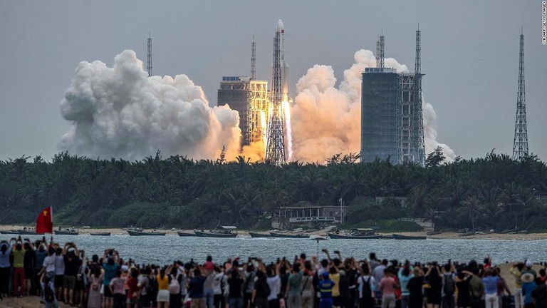 中国の大型ロケット「長征５号Ｂ」＝４月２９日/STR/AFP/Getty Images