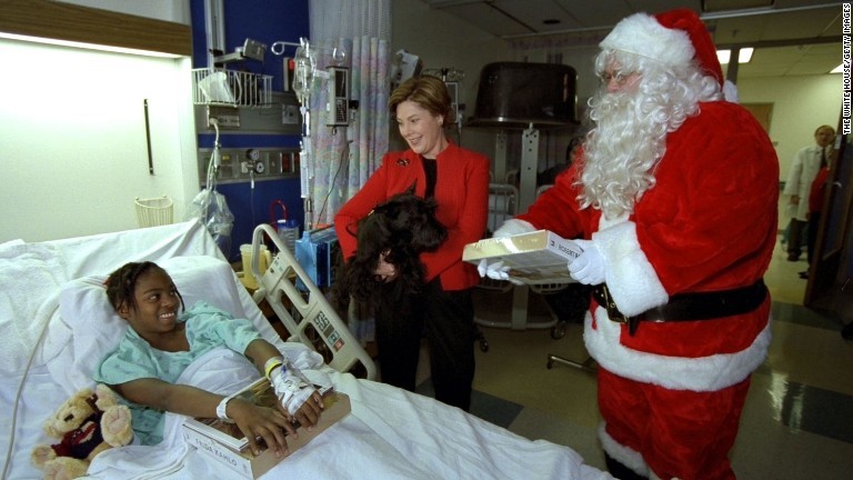 子ども病院を訪問したローラ・ブッシュ大統領夫人と犬の「バーニー」ら＝２００２年１２月/The White House/Getty Images