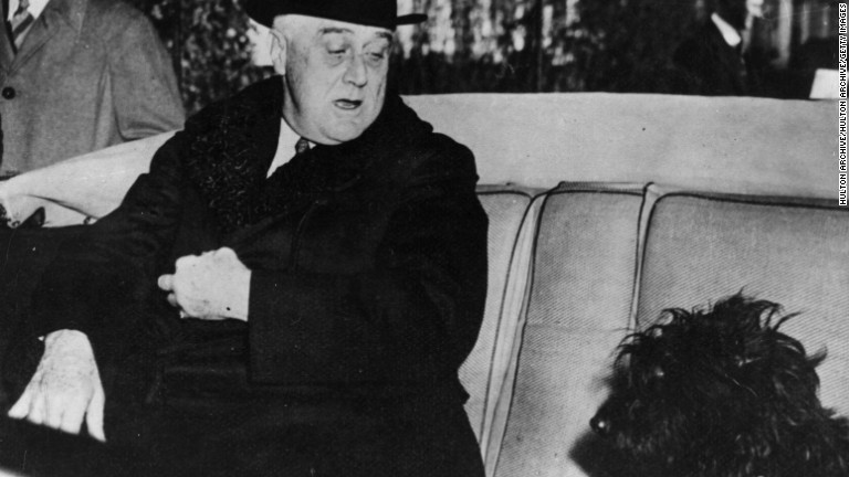 ルーズベルト大統領と愛犬の「ファラ」＝１９４１年２月/Hulton Archive/Hulton Archive/Getty Images