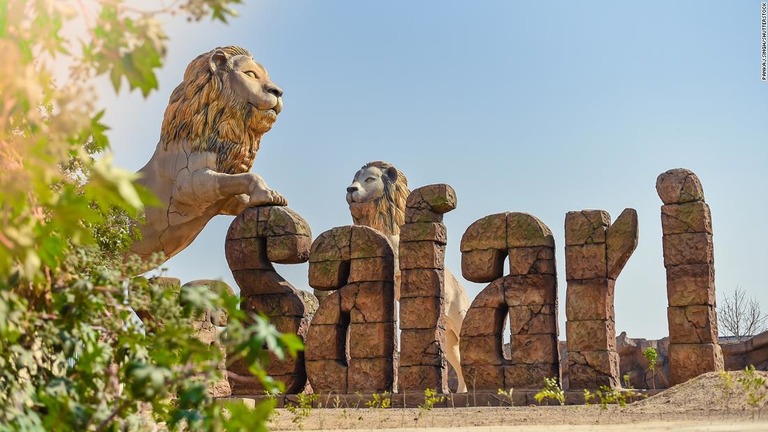 訪問客を迎える、パークの外にあるライオン像/pankaj.singh/Shutterstock