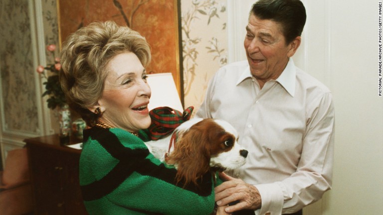 レーガン大統領夫妻と愛犬の「レックス」＝１９８５年１２月/Pictorial Parade/Archive Photos/Getty Images