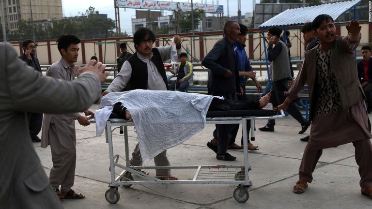 負傷して搬送される学生/Rahmat Gul/AP