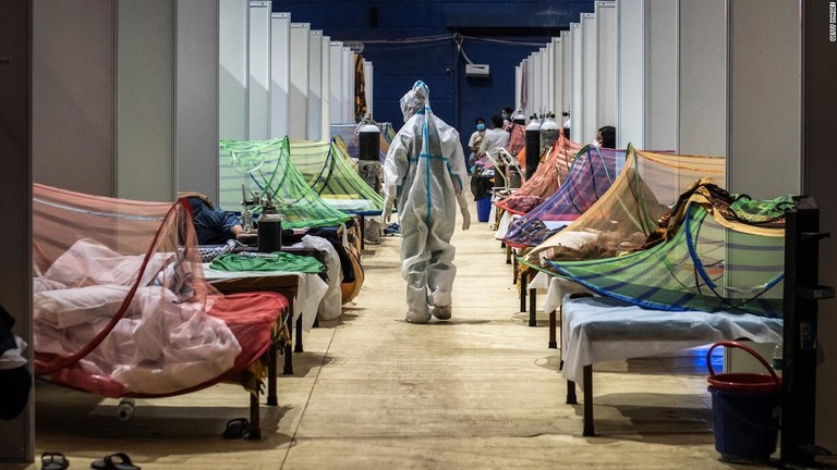 臨時の病院となった競技場に収容された新型コロナウイルスに感染した人々＝５月２日、インド首都ニューデリー/Getty Images