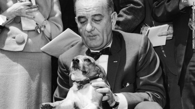 ジョンソン大統領と愛犬の「ヒム」＝１９６４年/Pictorial Parade/Archive Photos/Getty Images
