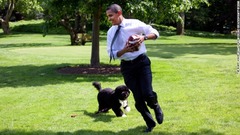 ボーとアメリカンフットボールをするオバマ大統領＝２００９年５月
