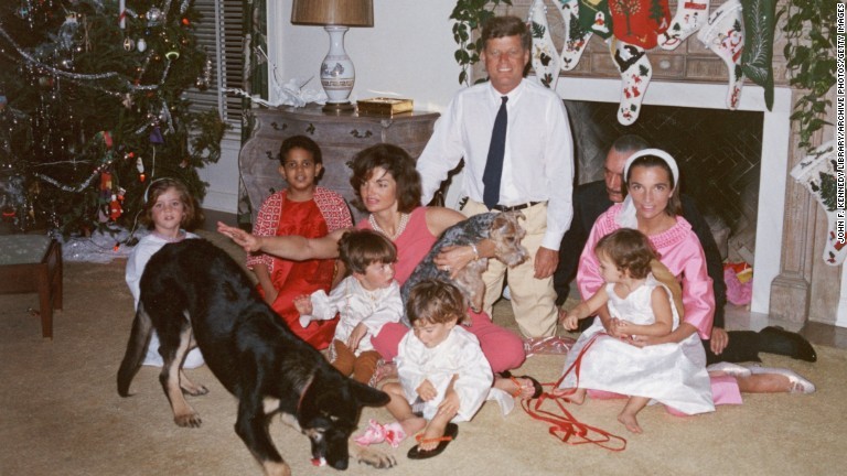 ケネディ大統領一家と愛犬の「クリッパー」と「チャーリー」＝１９６２年/John F. Kennedy Library/Archive Photos/Getty Images