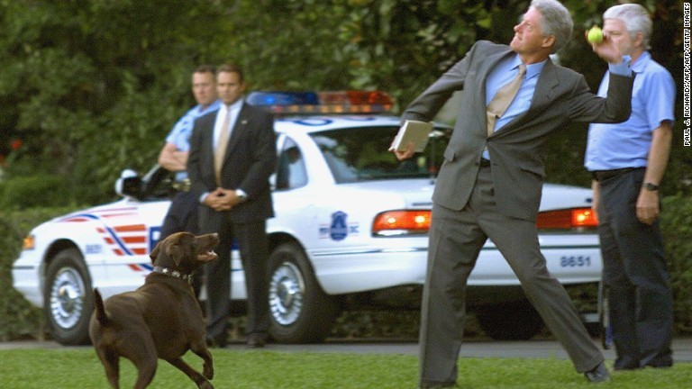愛犬「バディー」のためにテニスボールを投げるクリントン大統領＝１９９９年７月/PAUL J. RICHARDS/AFP/AFP/Getty Images