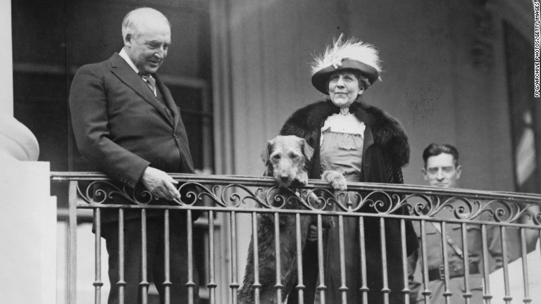 ハーディング大統領夫妻と愛犬の「レディーボーイ」＝１９２２年ごろ/FPG/Archive Photos/Getty Images