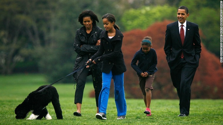 ボーを記者団に紹介するオバマ大統領一家＝２００９年４月/Alex Wong/Getty Images North America/Getty Images