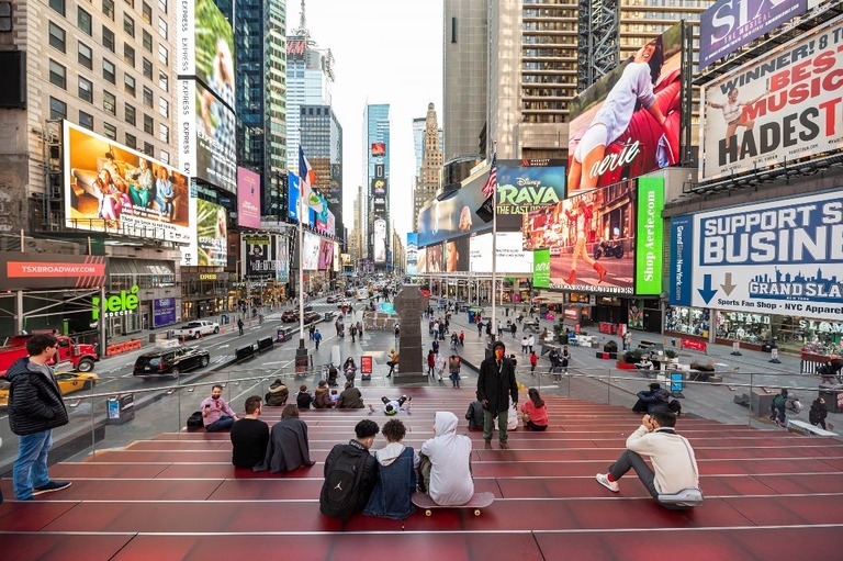 米ニューヨーク市の繁華街タイムズスクエアに集まった人々/Noam Galai/Getty Images