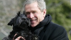 愛犬のバーニーを抱きかかえるブッシュ大統領＝２００２年２月