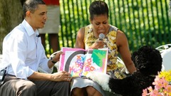 ボーに子どもの本を読んで聞かせるオバマ大統領夫妻＝２０１１年４月