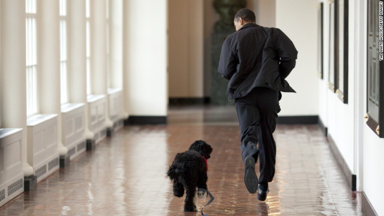 「ボー」とホワイトハウス内を走るオバマ大統領=2009年4月/The White House/Getty Images