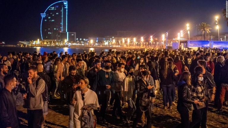 夜間外出禁止措置が解除されバルセロナの海岸に集まる人々/Emilio Morenatti/AP