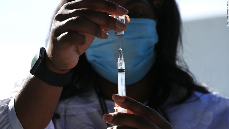 ジョンソンエンドジョンソン製ワクチンの接種準備をする医療関係者＝６日、米首都ワシントン/Chip Somodevilla/Getty Images
