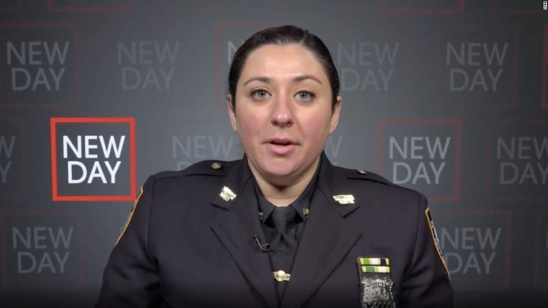 女児を救出した際の様子を語るニューヨーク市警の警察官、アリッサ・ボーゲルさん/CNN