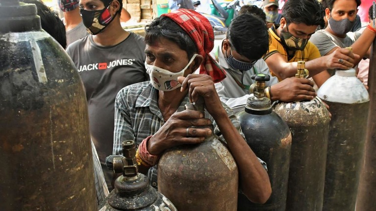 酸素ボンベを充填するためにならぶ市民＝８日、ニューデリー/Ishant Chauhan/AP