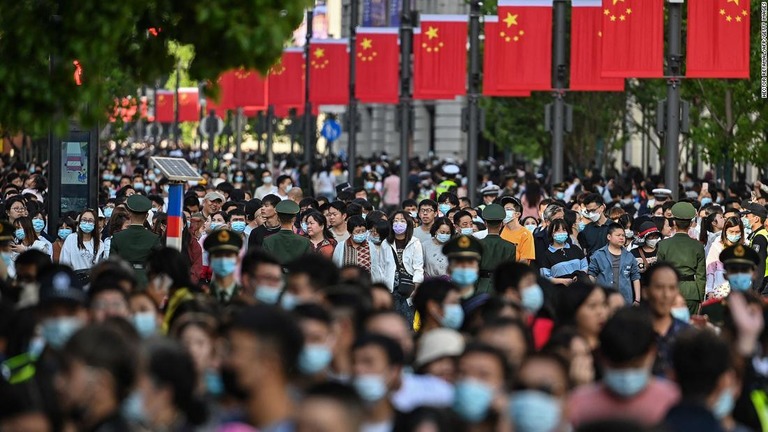 中国の人口増加率が過去数十年で最低の水準となったことが国家の統計で分かった/Hector Retamal/AFP/Getty Images