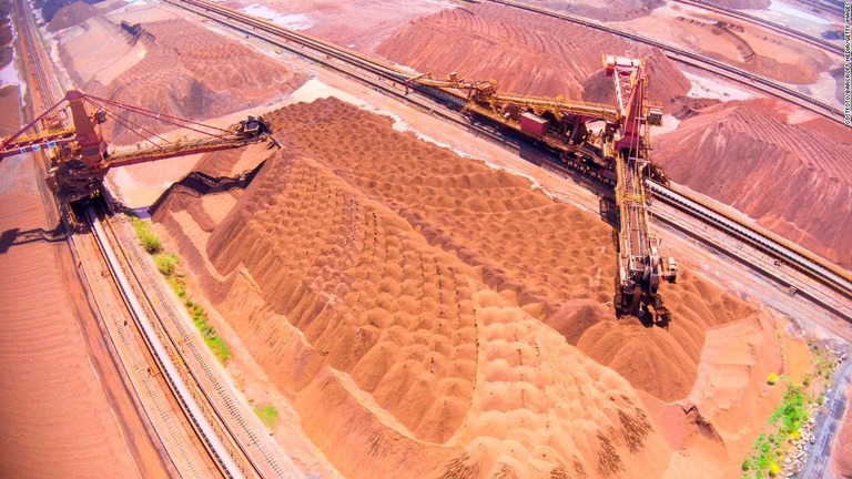 ブラジルなどからの鉄鉱石が輸入される中国江蘇省蘇州のドックヤード/Costfoto/Barcroft Media/Getty Images