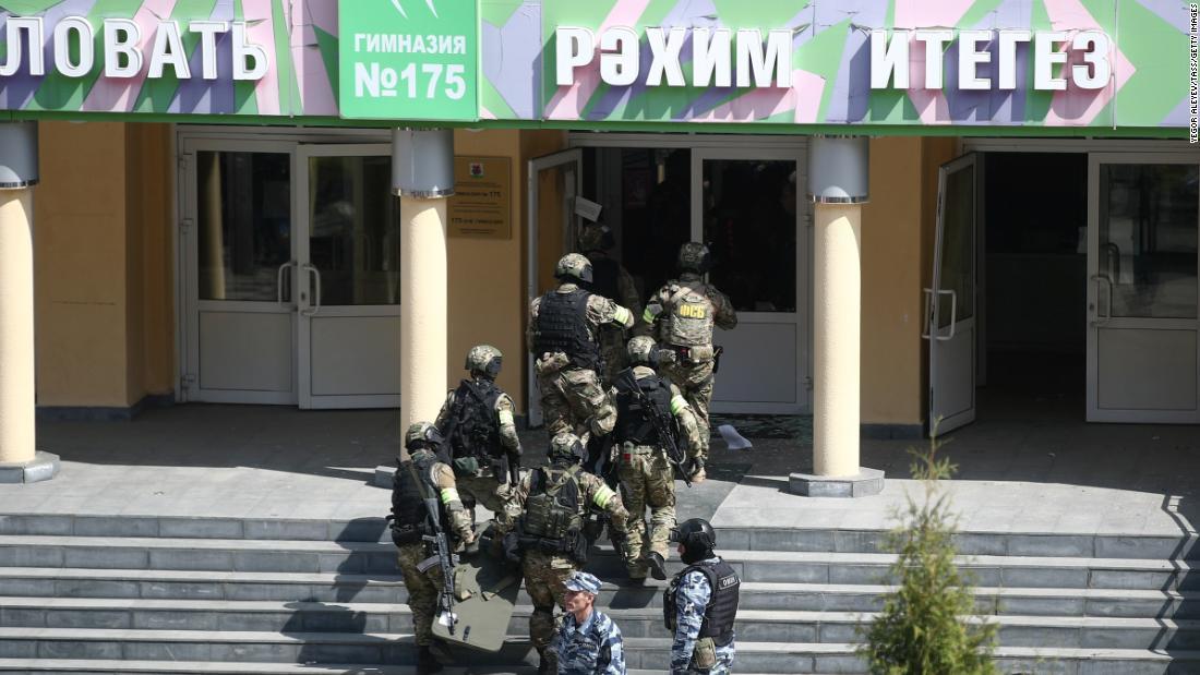 学校に派遣された連邦保安庁(FSB)のチーム/Yegor Aleyev/TASS/Getty Images