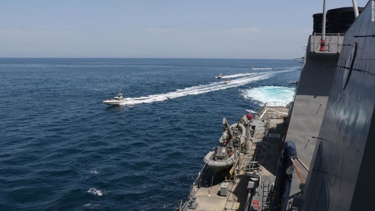 米海軍艇がホルムズ海峡で、急接近してきたイランの海軍艇に警告射撃を行った/US Navy Photo