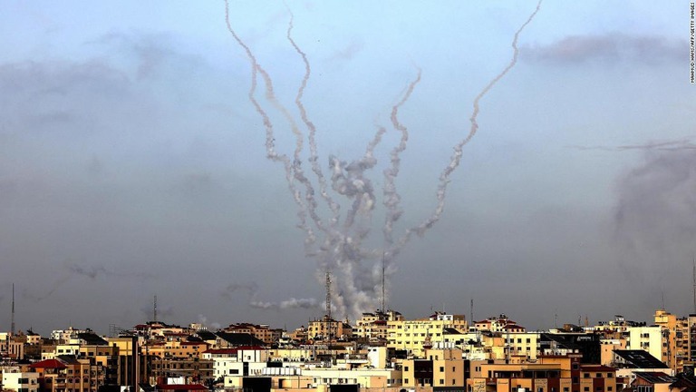 ガザ地区からのロケット攻撃に応戦し、イスラエル軍が空爆を実施した/MAHMUD HAMS/AFP/Getty Images