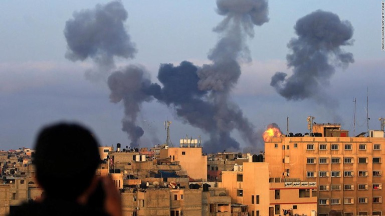 ガザ地区南部ハーンユーニスでイスラエル軍が空爆を実施、黒煙が立ち上る＝１１日/MAHMOUD KHATAB/AFP/Getty Images