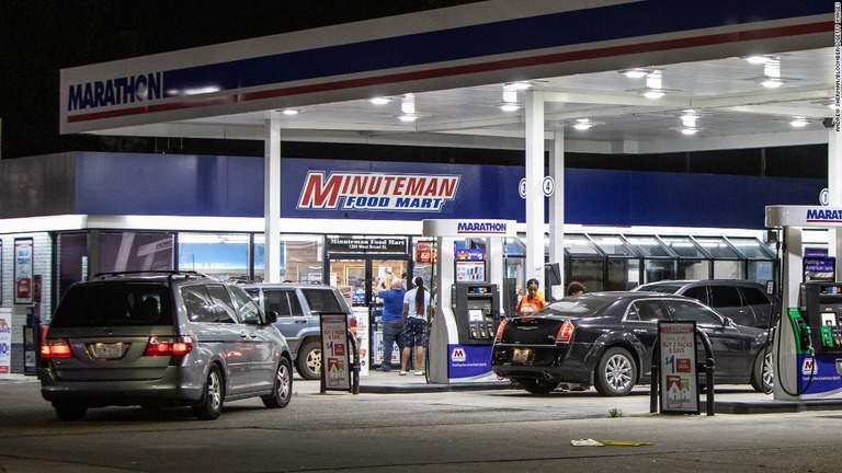 ガソリンスタンドで給油する人々＝１０日、米ノースカロライナ州エリザベスタウン/Andrew Sherman/Bloomberg/Getty Images