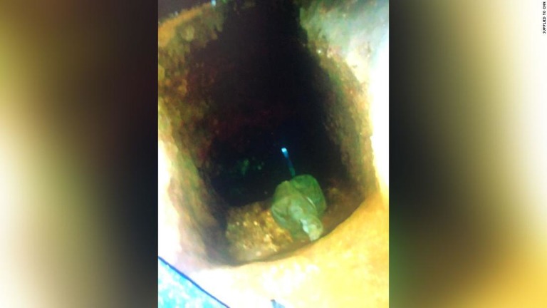 豪州西部の移民収容施設に掘られた穴/Supplied to CNN