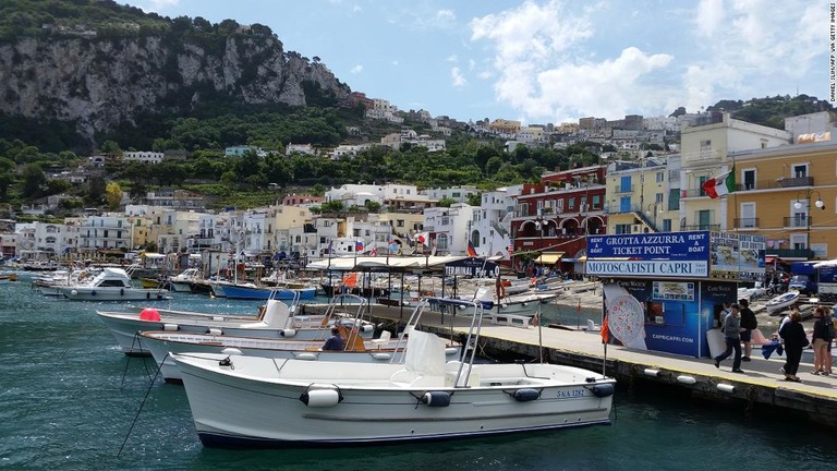 映画のワンシーンのようなカプリ島のマリーナの風景/Daniel Slim/AFP via Getty Images