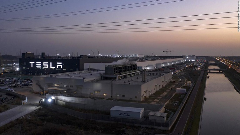 テスラが中国・上海に建設した大型工場「ギガファクトリー」/Qilai Shen/Bloomberg/Getty Images
