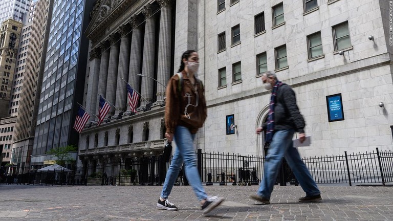 原材料価格の高騰などへの懸念から１１日米株式市場では売りが膨らんだ/Angela Weiss/AFP/Getty Images