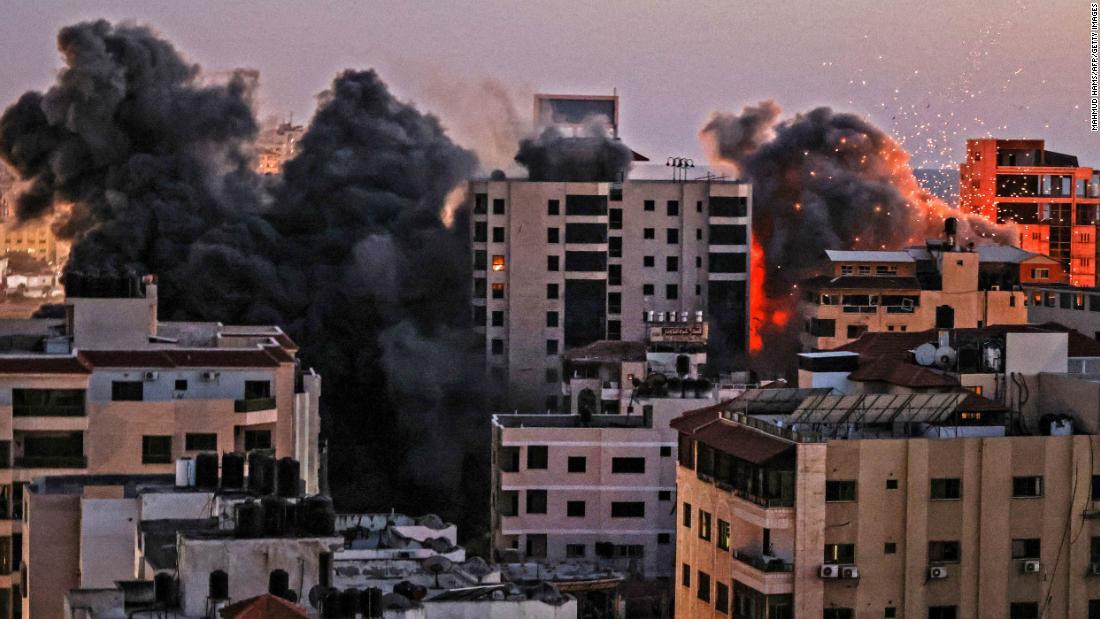 ガザのハナディ地区。イスラエル軍の空爆で黒煙が上がる＝１１日/MAHMUD HAMS/AFP/GETTY IMAGES