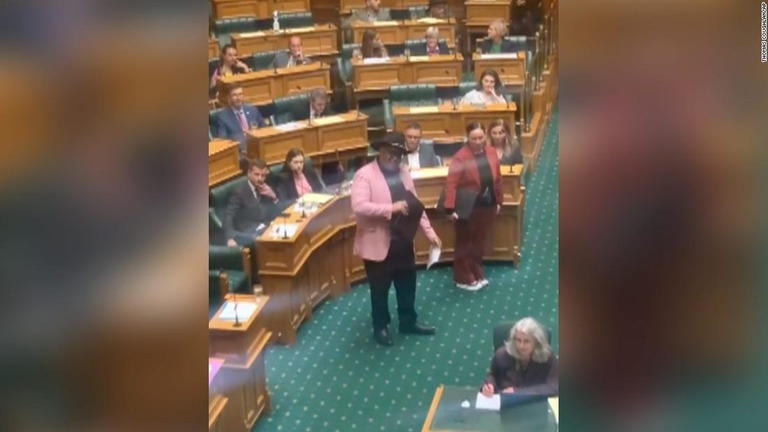 議会でハカを踊るワイティティ議員（写真中央）＝１２日、ニュージーランド/Thomas Coughlan/AP