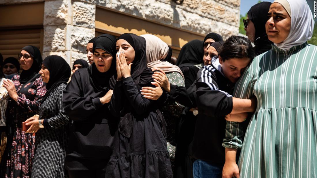 イスラエルの都市ロード付近のダマシュ村でアラブ系親子の葬儀に出席する人々＝１２日/Heidi Levine/AP