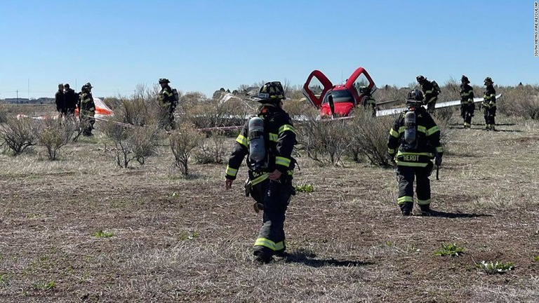 小型機２機が空中衝突したものの搭乗者らにけがはなかった＝１２日、米コロラド州デンバー近郊/South Metro Fire Rescue/AP