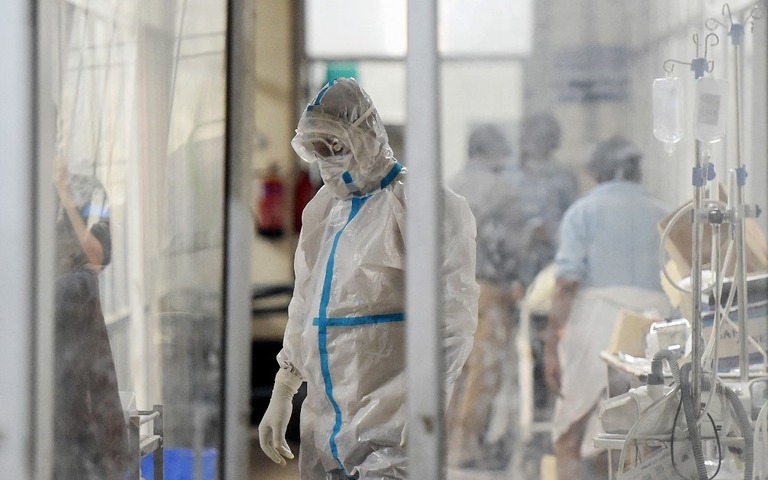 インド北部アラーハーバードにある病院の新型コロナ病棟で業務に当たる医療従事者/Sanjay Kanojia/AFP/Getty Images