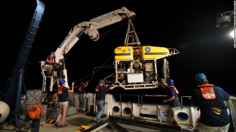 バラードさんがアメリア・イアハートの捜索中に遠隔操作艇（ＲＯＶ）を投入する様子/Jesse Goldberg/National Geographic Image Collection