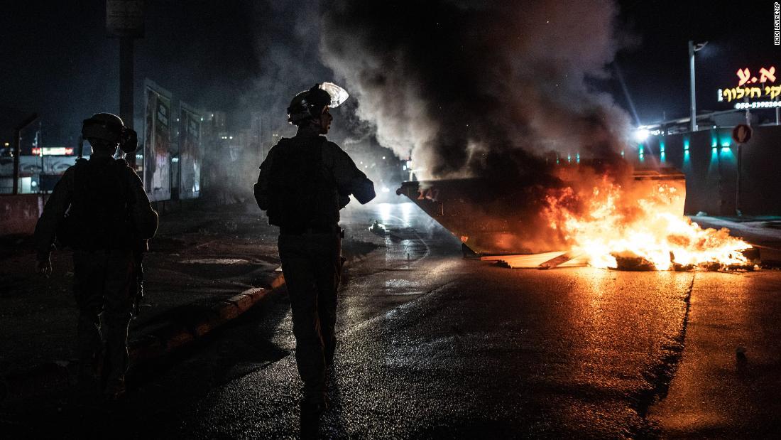 巡回するイスラエル警察＝１２日、イスラエル/Heidi Levine/AP