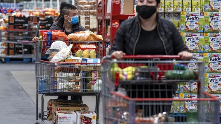 マスクを着用してカートを押す買い物客＝カリフォルニア州サンフランシスコ、３月３日/David Paul Morris/Bloomberg/Getty Images