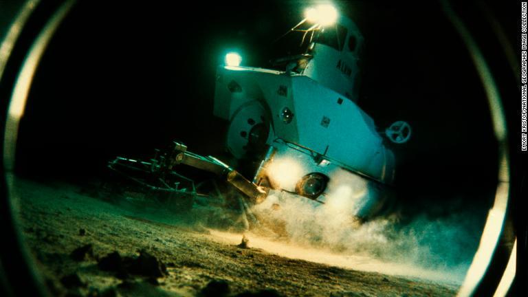潜水艇でケイマントラフを探査/Emory Kristof/National Geographic Image Collection