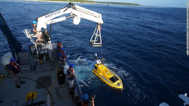 調査チームは２週間をかけ、太平洋のニクマロロ島周辺で失踪機ロッキード・エレクトラの残骸を捜索した/Jesse Goldberg/National Geographic Image Collection