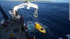 調査チームは２週間をかけ、太平洋のニクマロロ島周辺で失踪機ロッキード・エレクトラの残骸を捜索した