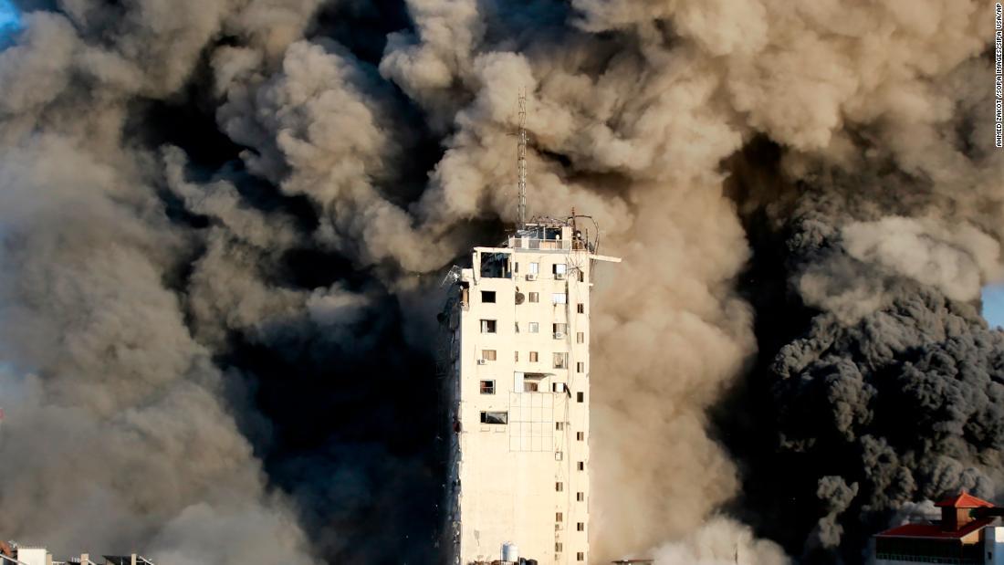イスラエル軍の空爆で煙が上がる建物/Ahmed Zakot /SOPA Images/Sipa USA/AP