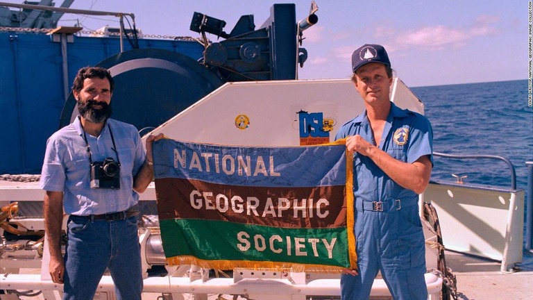 写真家の男性とタイタニック発見を祝うバラードさん＝１９８５年/Emory Kristof/National Geographic Image Collection