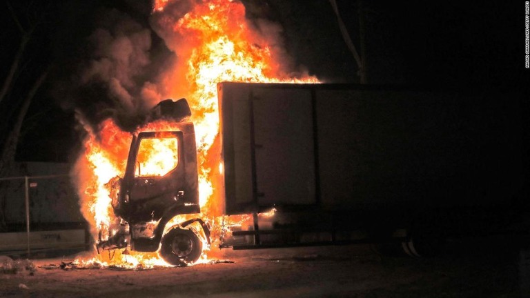 燃える車両。イスラエルのネタニヤフ首相は緊急事態宣言を発出した＝１２日、イスラエル・ロッド/Ahmad Gharabli/AFP/Getty Images