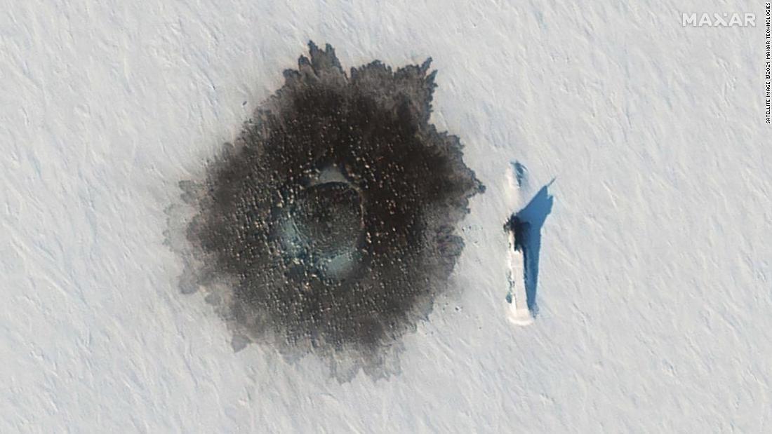 ロシアのデルタ４型潜水艦が演習中にアレクサンドラ島付近の氷の中から現れた様子。中心には水中から爆破されたように見える穴のようなものが見える/Satellite image ©2021 Maxar Technologies