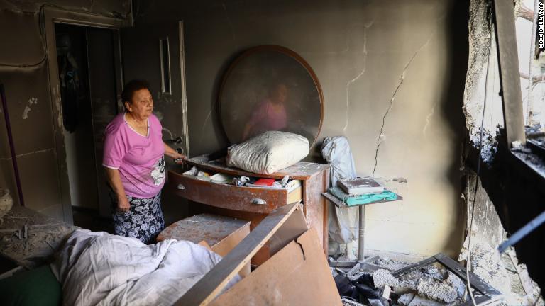 ガザ地区からのロケット弾で損傷したアパート＝１３日/Oded Balilty/AP