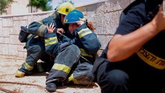 サイレンが鳴り物陰に隠れるイスラエルの消防士＝１１日
